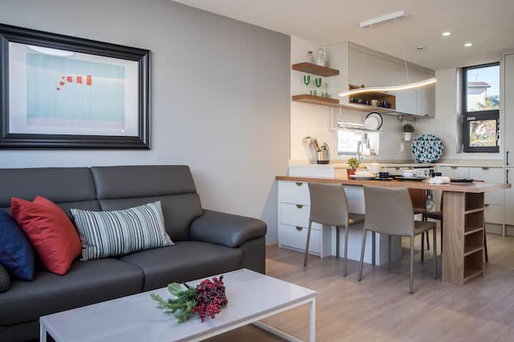 غرفة معيشة في الطابق الأول 1 أريكة لثلاثة أشخاص ومطبخ كامل 