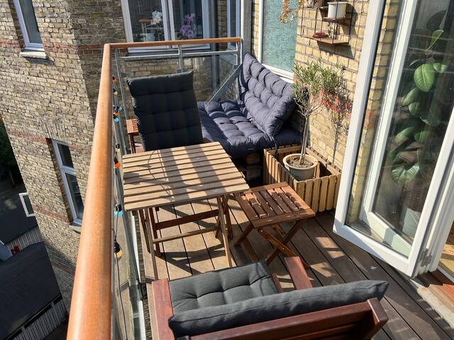 Great location, 3 twin beds and two balconys gallery image 2