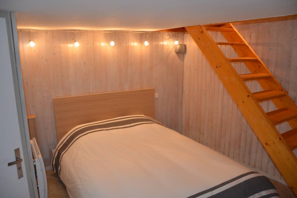 Chambre avec lit confortable