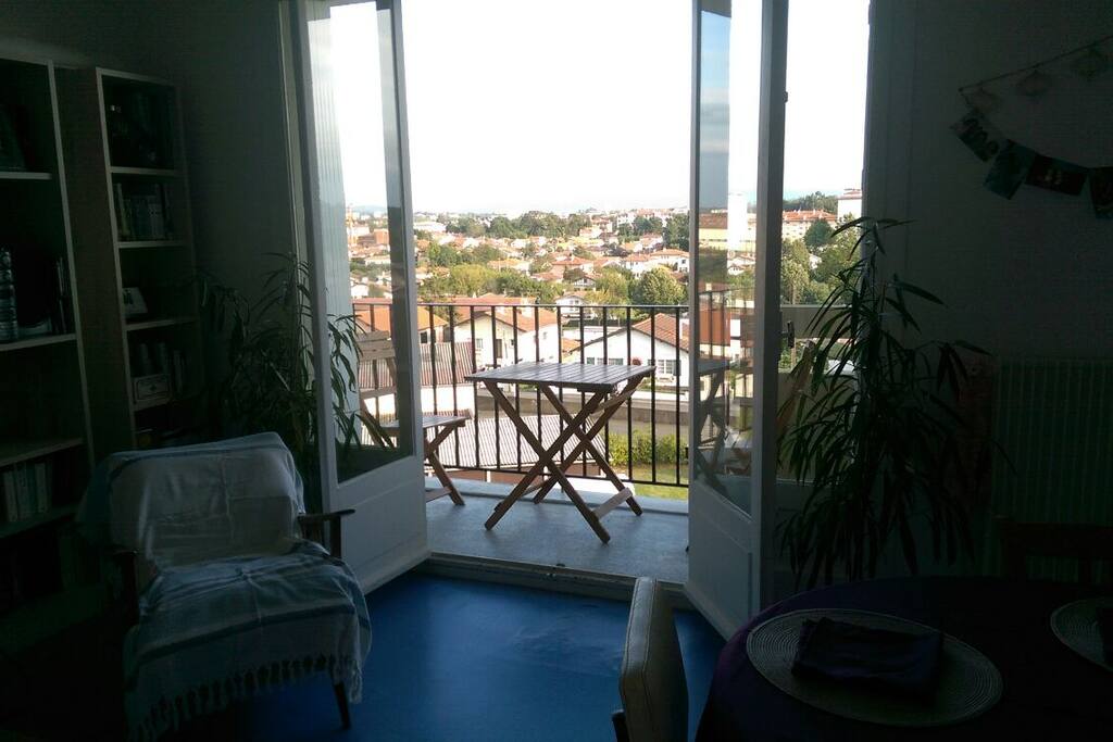 Balcon où l'on peut manger à deux l'été. Très belle vue sur les montagnes par temps clair. Pas de vis-à-vis.
