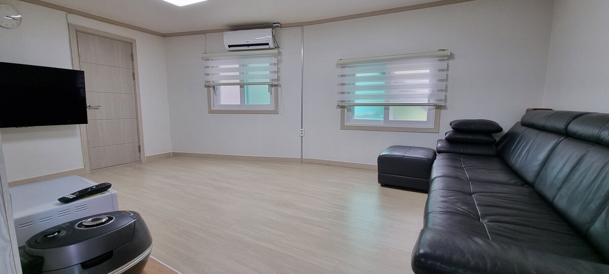 هذه هي الغرفة الرئيسية. تتوفر مرتبة (بمقاس مزدوج).