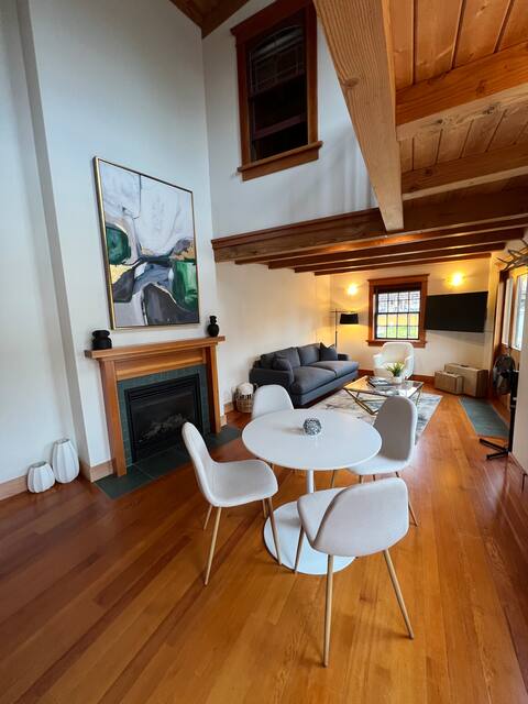 Stunning 2 bedroom downtown stay!