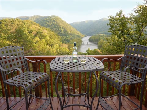 River Magic, Romantic Luxury Cabin with Hot Tub