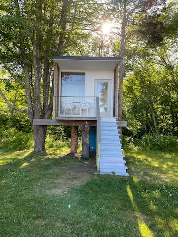 Private chic waterfront retreat-newly renovated. gallery image 4