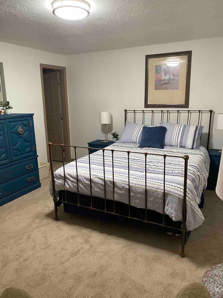 Primárna spálňa s manželskou posteľou, šatníkom s manželskou posteľou a posuvnými sklenenými dverami na balkón s úchvatným výhľadom. 