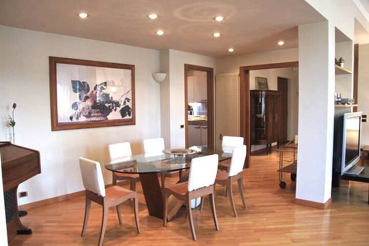 Large and elegant apartment in the city center gallery image 5
