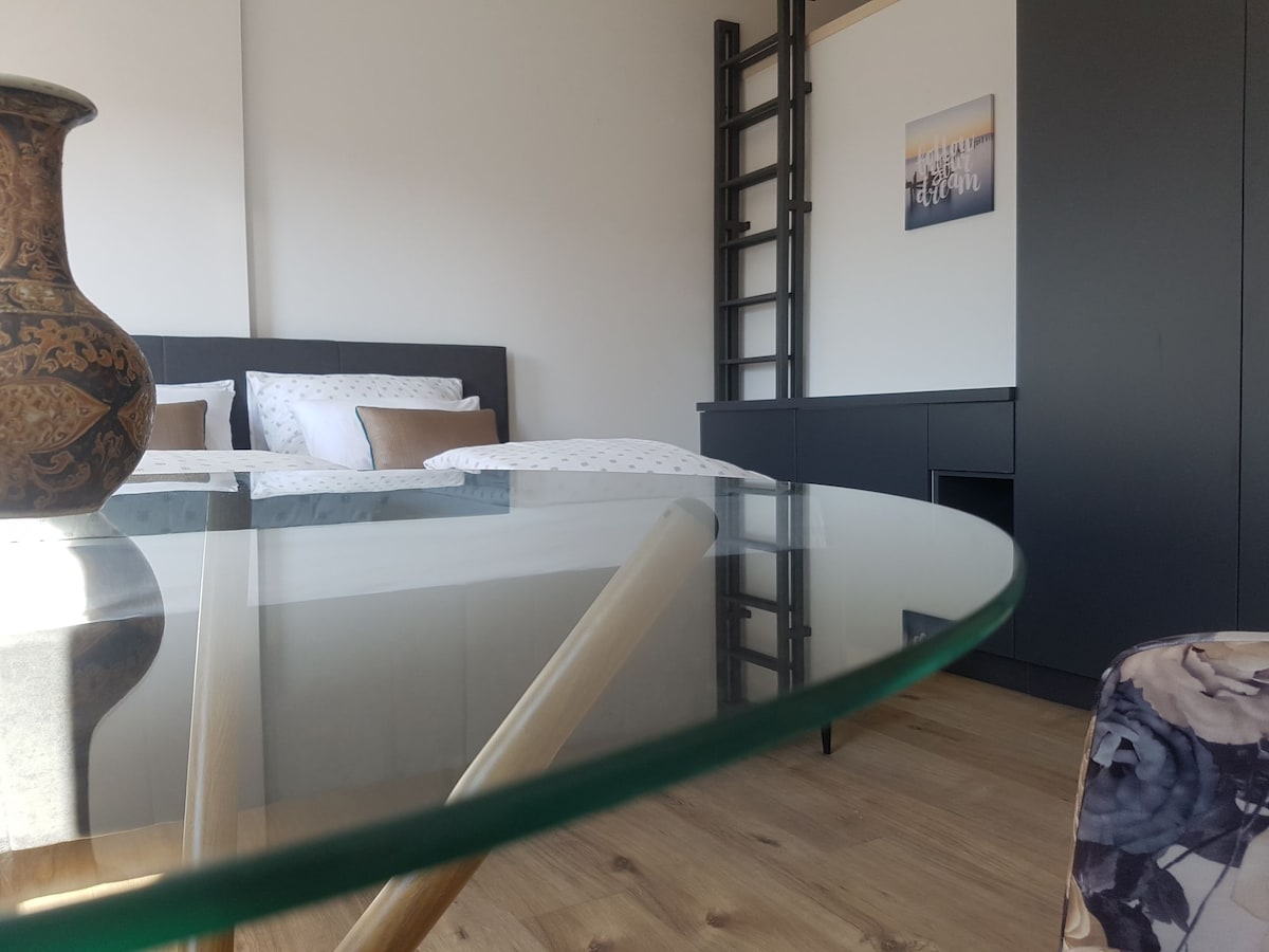 master bedroom totally separeted with adittional room , interesting gallery space for multipurpose, private bathroom. 