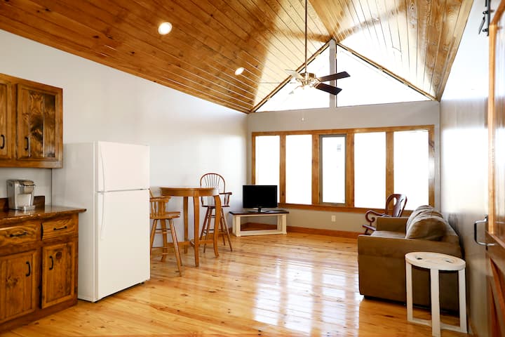 Norris Lake Barn Loft Apt 1- Lake View & Access. - Norris Lake, TN