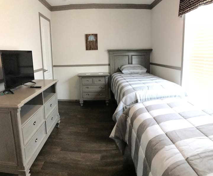 חדר שינה שלישי עם שתי מיטות יחיד וטלוויזיה