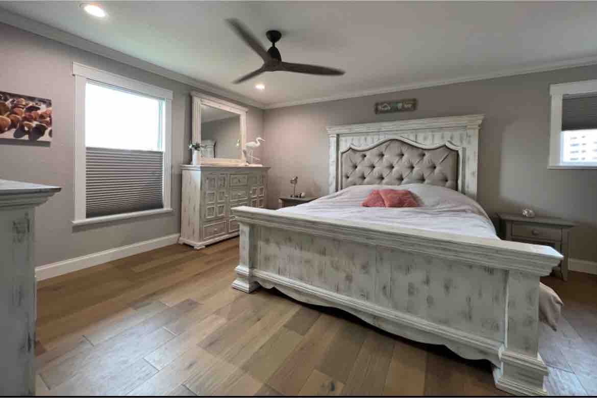 Chumba cha kulala cha Master kilicho na bafu kubwa na kitanda cha king. Makabati makubwa 2 na kabati 2 za kuhifadhi nguo.