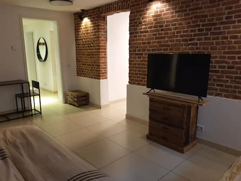 Popular Airbnb listing: Great ART ROOM basement apartment with garden view in Sternschanze