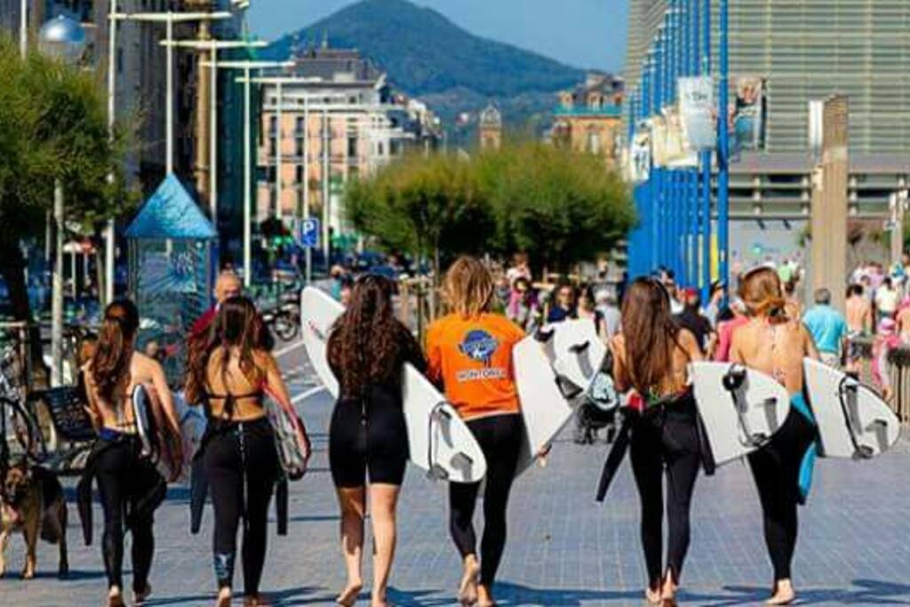 playa d la zurriola .la paya mas grande de las 3 q hay en Donosti;famosa por las olas para hacer surf