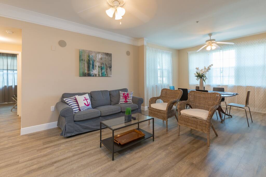 Living room with 55" smart TV with Netflix.