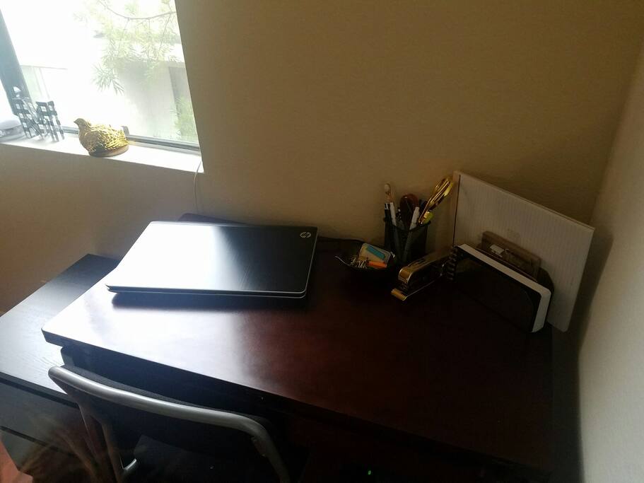 Desk comes with wireless printer (please bring your labtop)