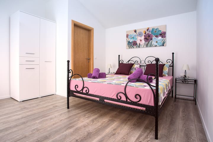 Chambre n ° 1 avec lit 160x200, salle d'eau attenante avec douche, climatisation, télévision à écran LCD et sortie de la piscine extérieure.