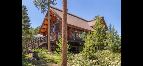 Private Luxury Mountain Log Home on 3 acres