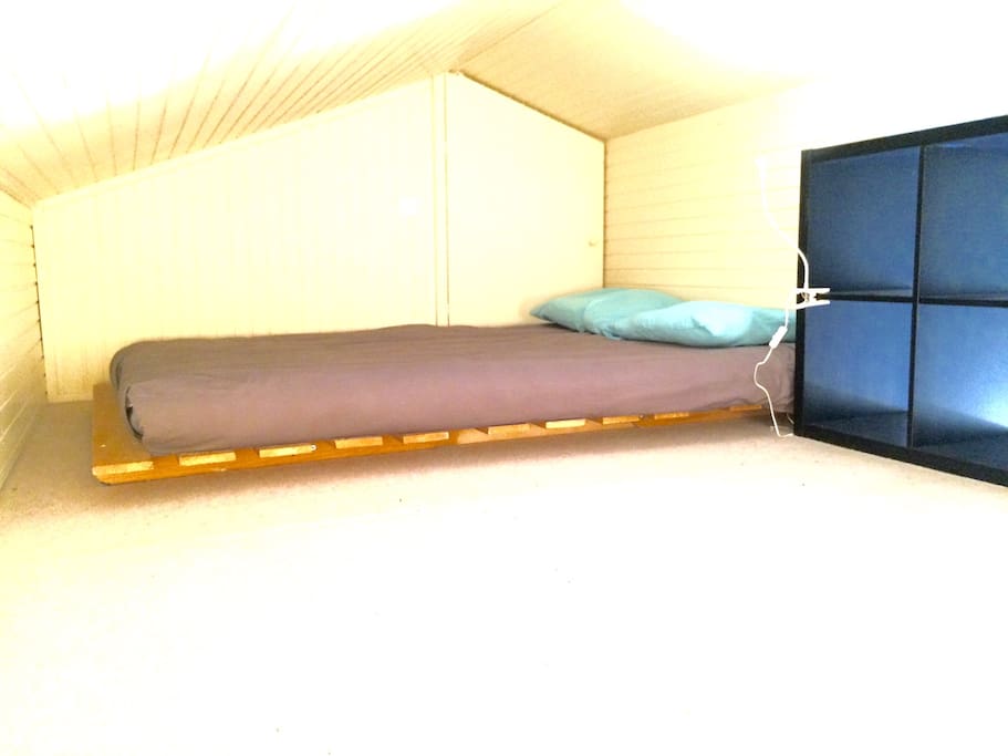 Chambre avec lit double sur la mezzanine
