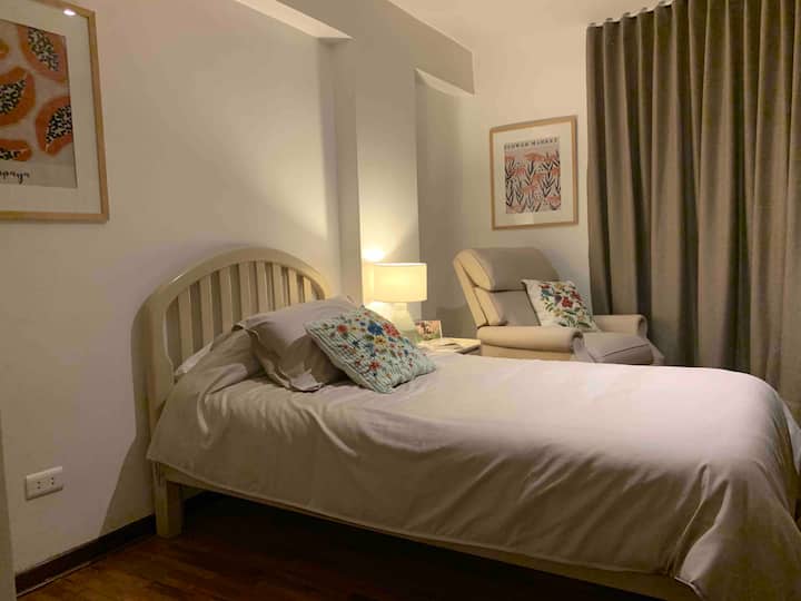 Მეორე საძინებელი 1 საწოლით 1 1/2 ადგილიანი, 1 დამჯდარი და ფარდები შავი ფარდებით. 