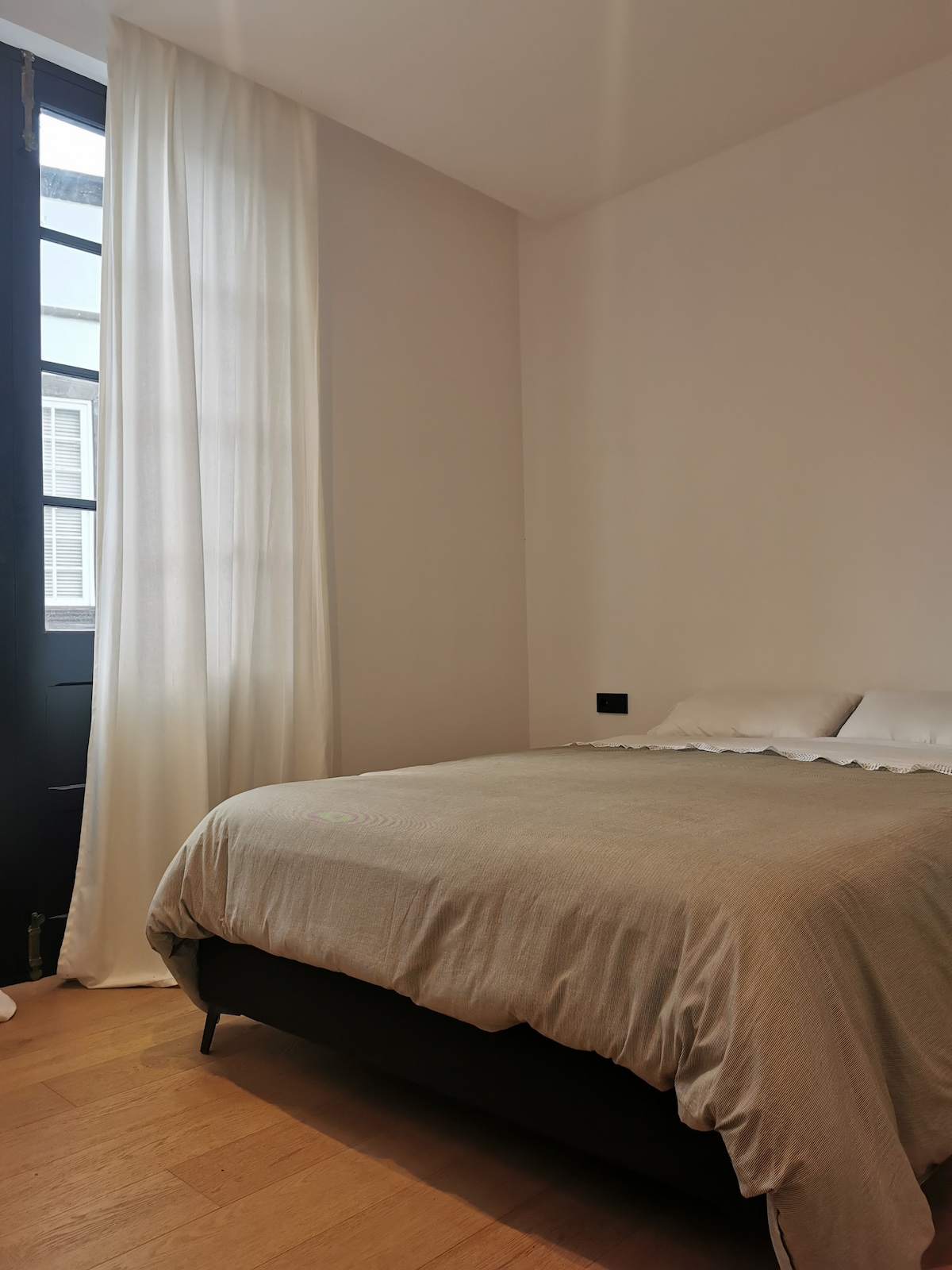 ห้องนอนหลักพร้อมเตียงคู่ขนาด 150x190