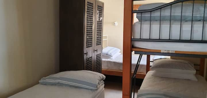 Кревет во кревет (спална соба 5 долу)