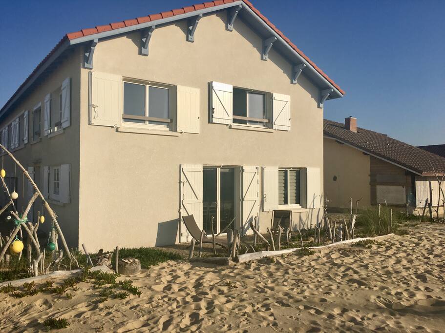 BIENVENUE dans ma résidence "LES BRISANTS" appartement duplex "OCEAN" sur la Dune face à la mer où il fait bon vivre! SEA SUN SURF & FUN !