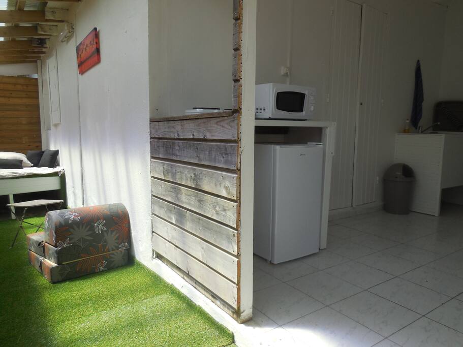 Kitchenette ouverte sur espace détente