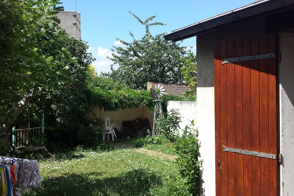 La maison est au milieu du jardin. Il y a cette grande parcelle à l'arrière.