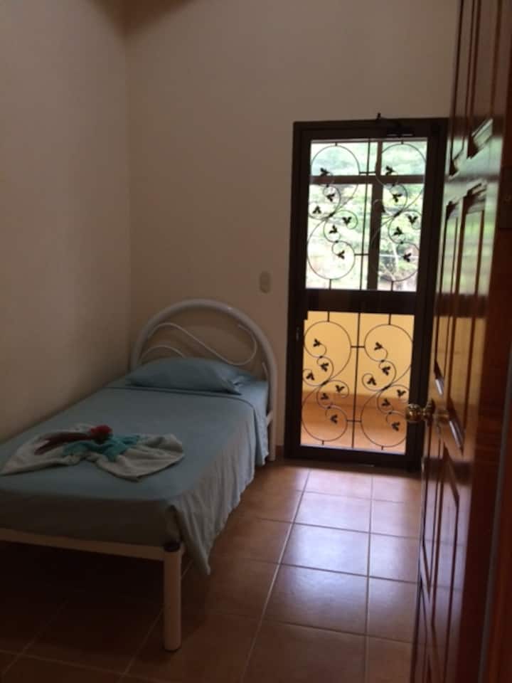 Habitación pequeña, con cajonera pequeña, pero sin armario
