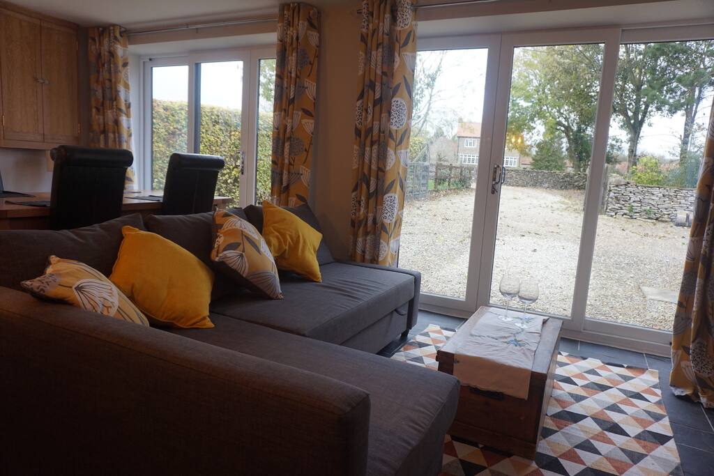 Guest lounge/dining room