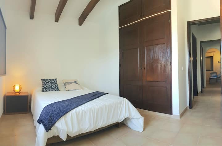 Spálňa s výhľadom na prednú stranu domu.