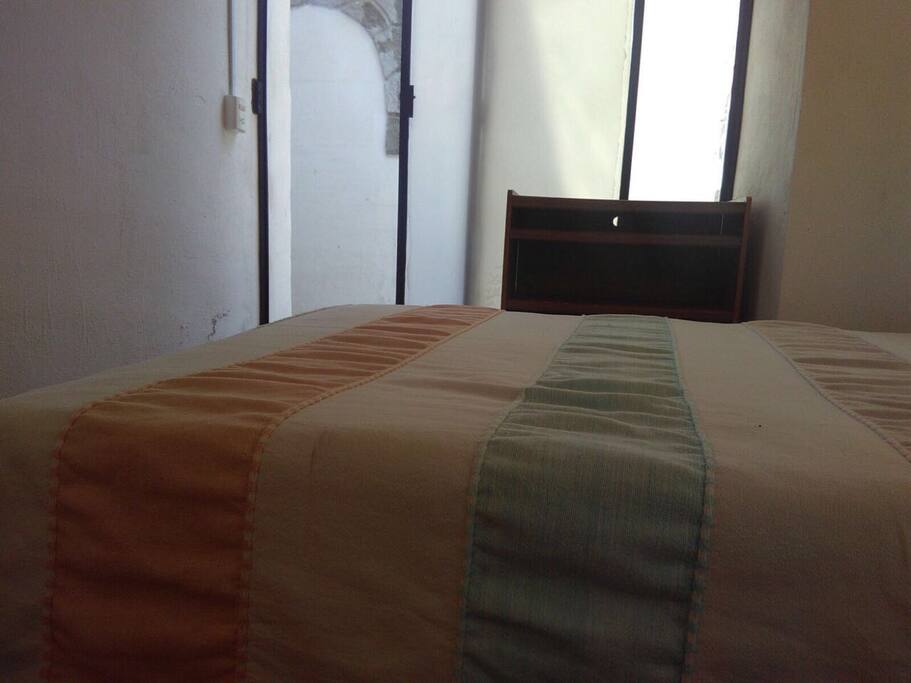 The bed (das Bett)