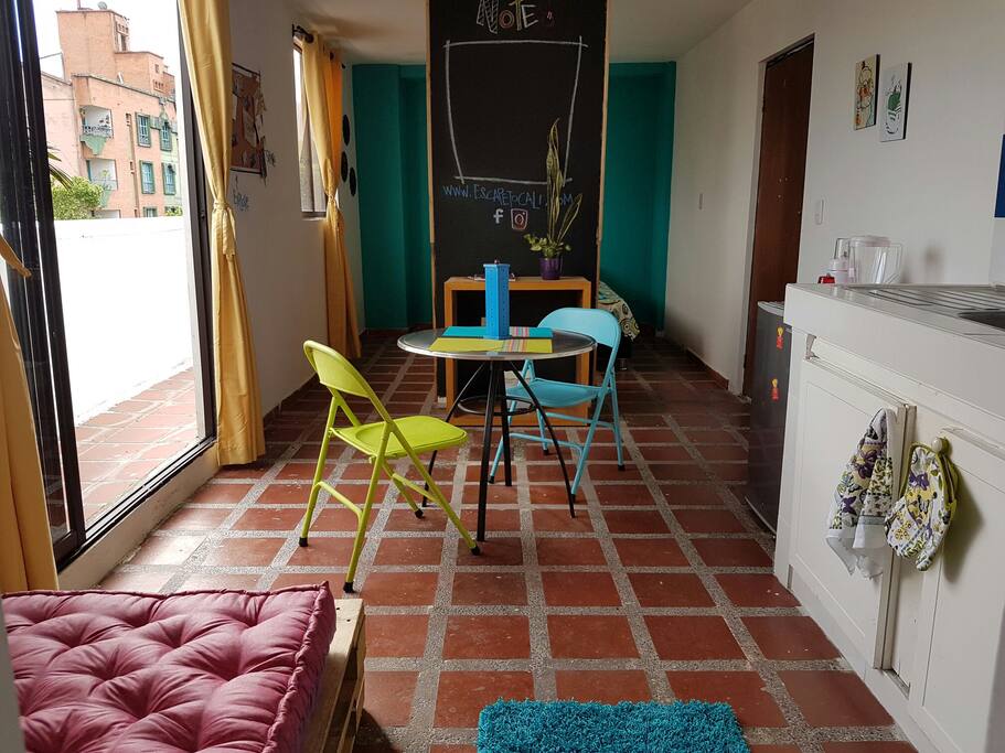 Fresh, comfy studio with private balcony.
Roosevelt26. Escapetocali. C o m