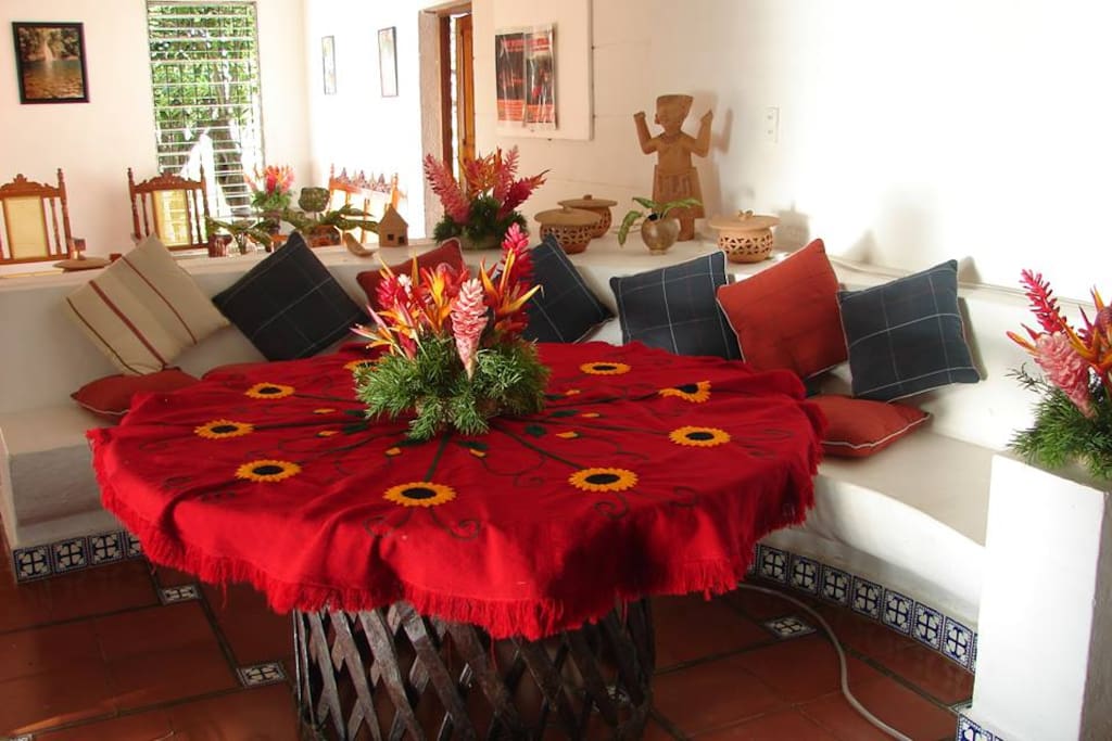 Rústica y colorida decoración campestre del comedor interior.