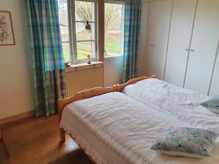 卧室配有双人床和许多储物衣柜，阳台门通往带家具的露台，以及适合儿童的坚固烤架和秋千套装