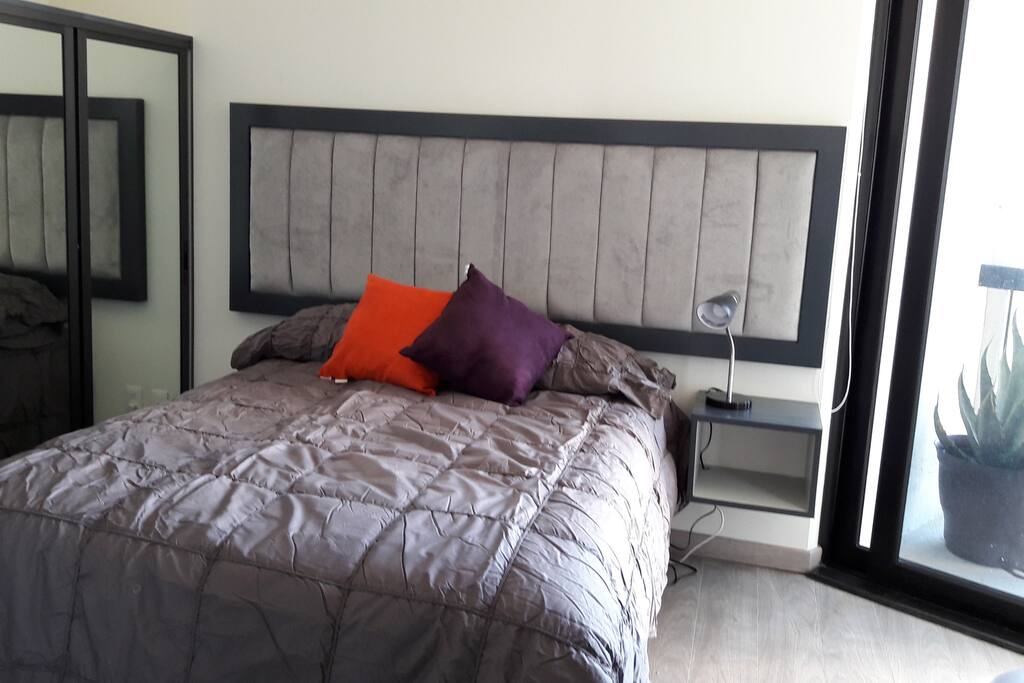 recamara 2 con cama Queen con baño y closet y escritorio