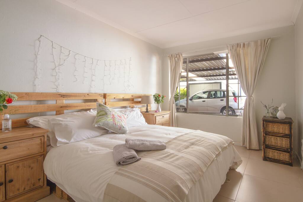 Spacious queen bed