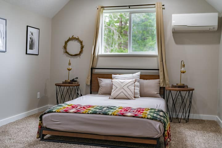 Hunter 's Hideaway (BR #2) ka një krevat dopio "queen", sistem ngrohjeje të dedikuar A/C dhe një qoshe të madhe leximi.