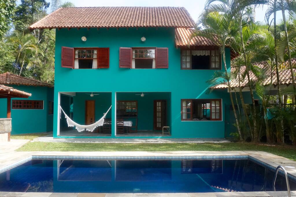 Casa vista de fora, jardim amplo para churrascos e lazer