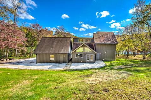 Watt a Retreat on Watt's Bar Lake, sleeps 6-8 King