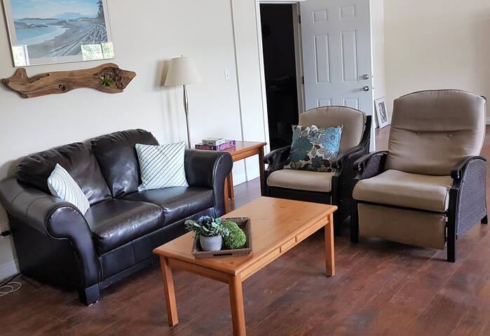 Red Door Executive 2 Bedroom Suite Apartments For Rent In Port