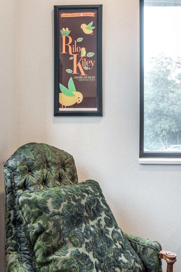 Kjo është dhoma e 5-të e gjumit/dhoma e vizitorëve.  Divani shndërrohet në një krevat të plotë.  Kjo dhomë gjumi ka gjithashtu një banjë të kompletuar të shkëputur.