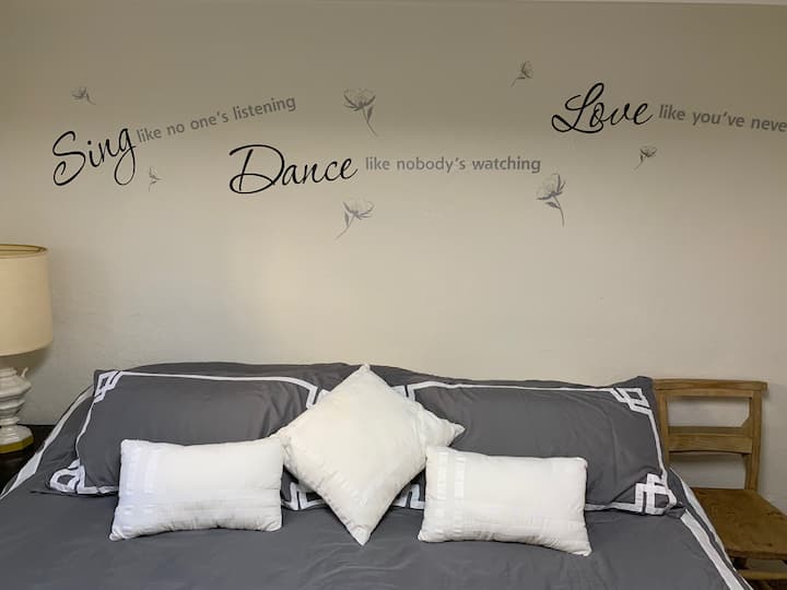 Chantez dansez Love Bedroom Downstairs King