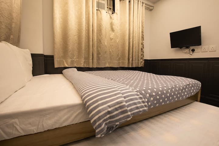 חדר C
2 צדדים חלונות גדולים