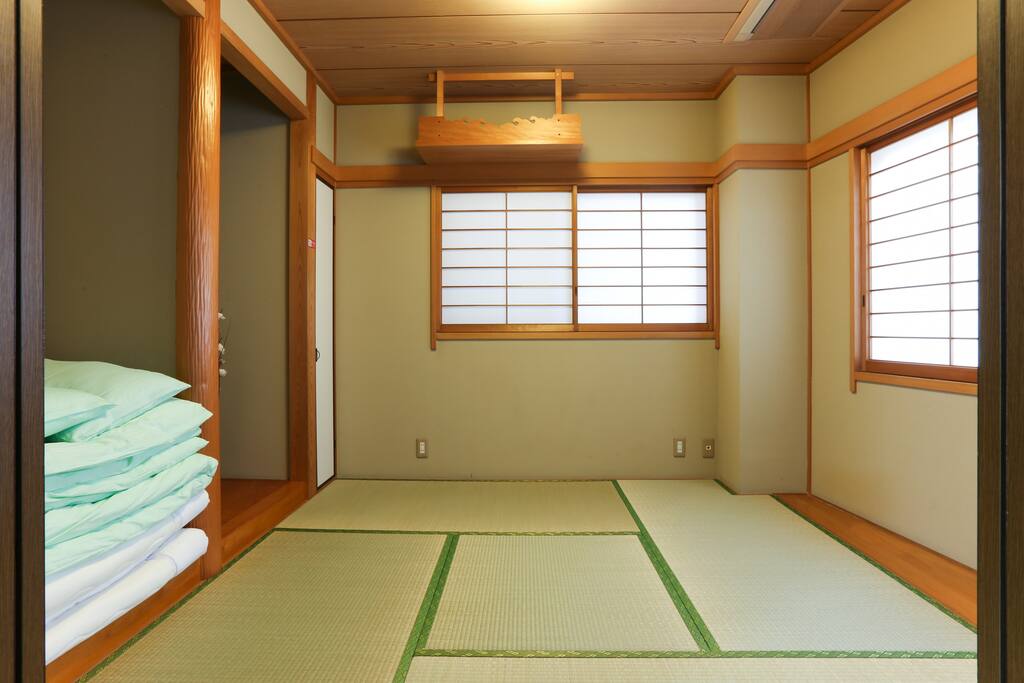 Room 1 with 2 sets tatami futon