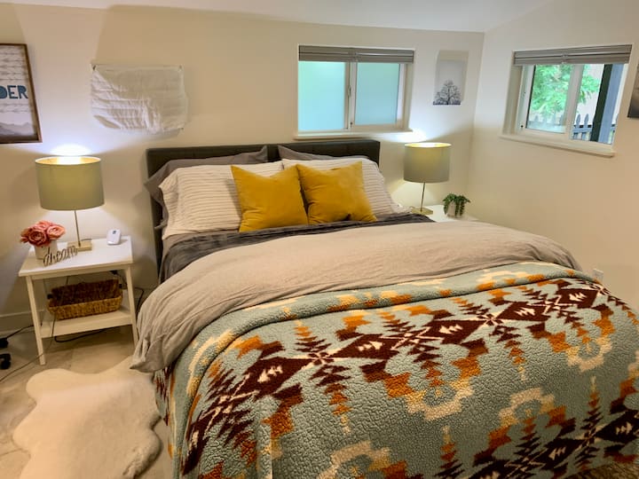 Modern Garden Cottage w/ Hot Tub, 1 bedroom + loft Guesthouses for