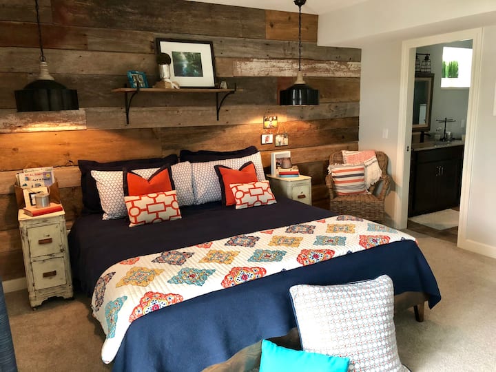 Dormitorio principal con cama tamaño king, baño privado y vestidor.