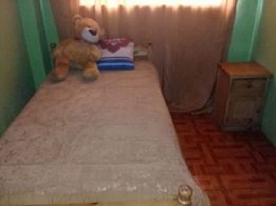 Cama ,cuarto y velador pequeño