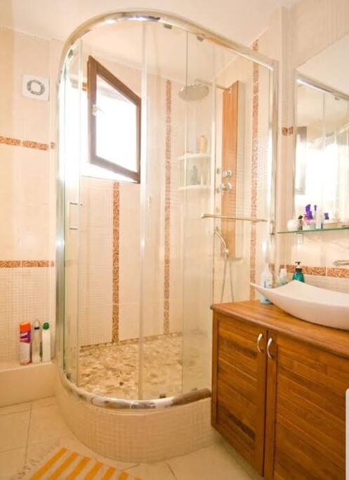 Salle d’eau avec douche italienne