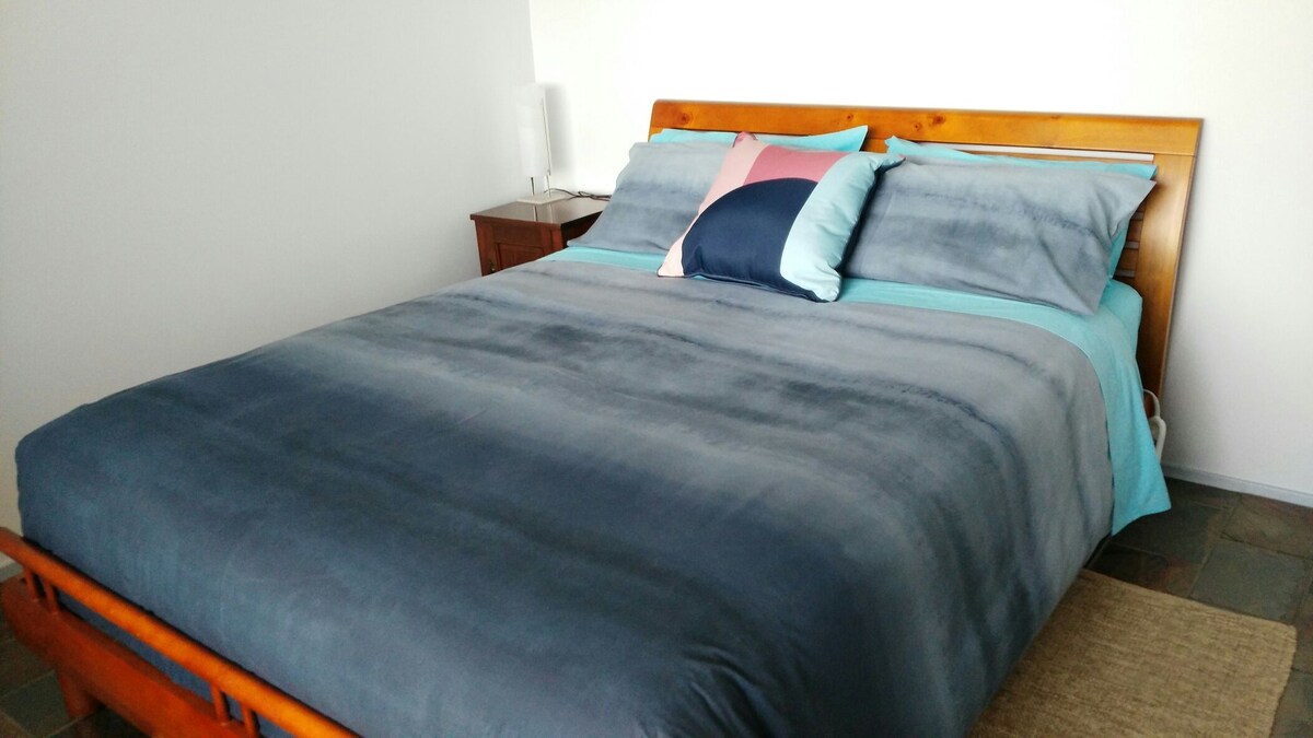 pohodlná menšia manželská posteľ