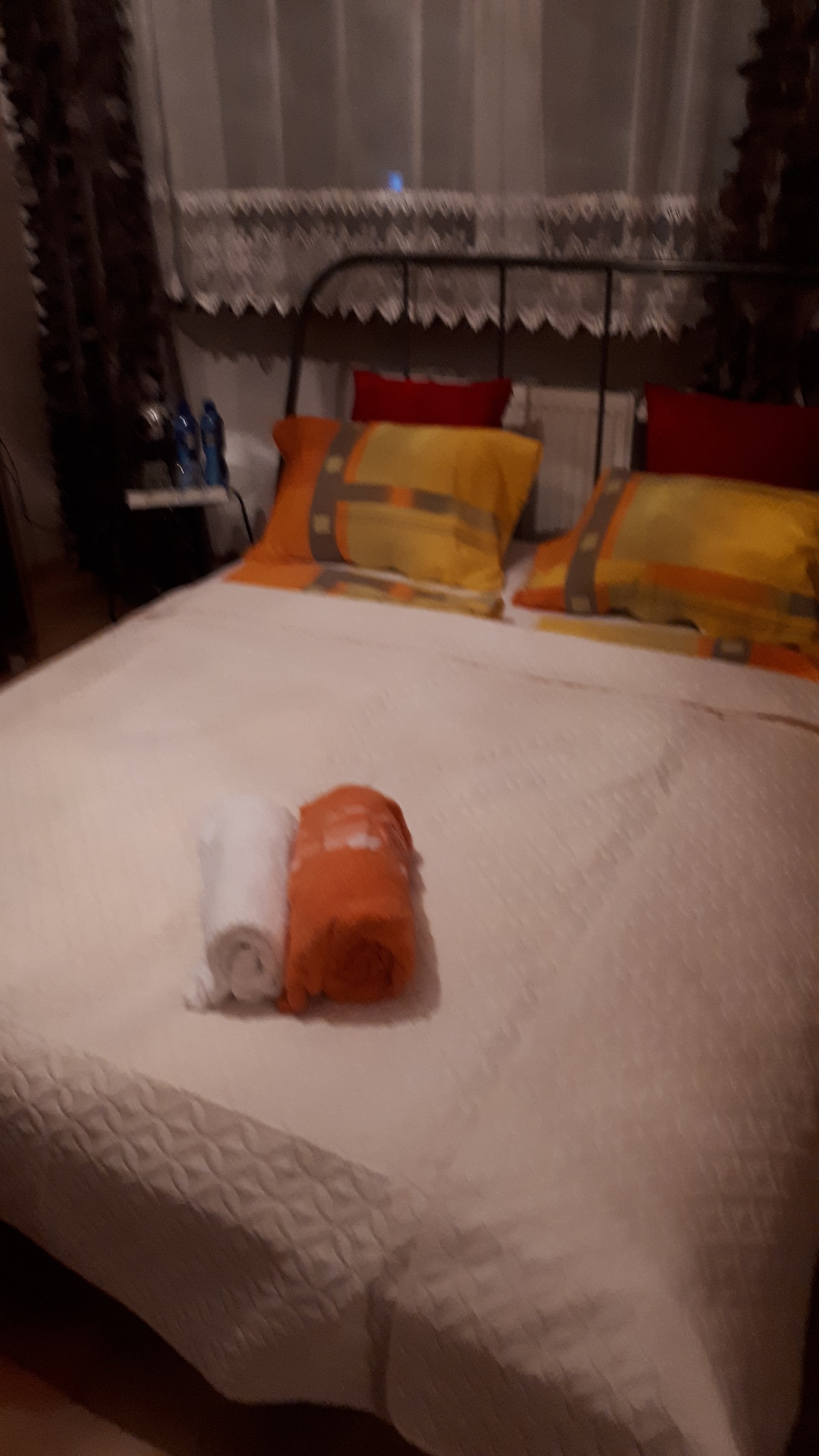 Izba č.2 s manželskou posteľou, televízorom, internetom.